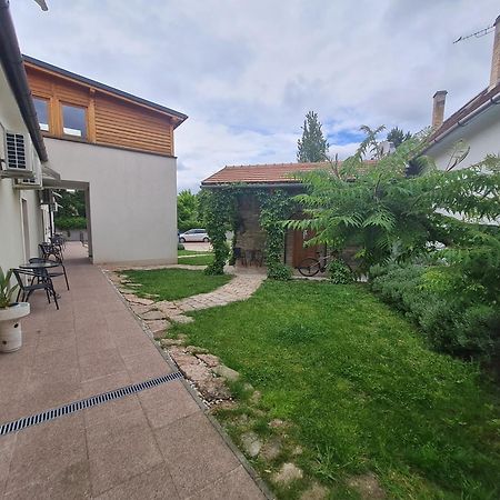 Kossuth Apartmanhaz Тата Экстерьер фото
