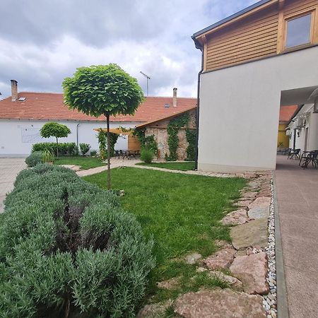 Kossuth Apartmanhaz Тата Экстерьер фото