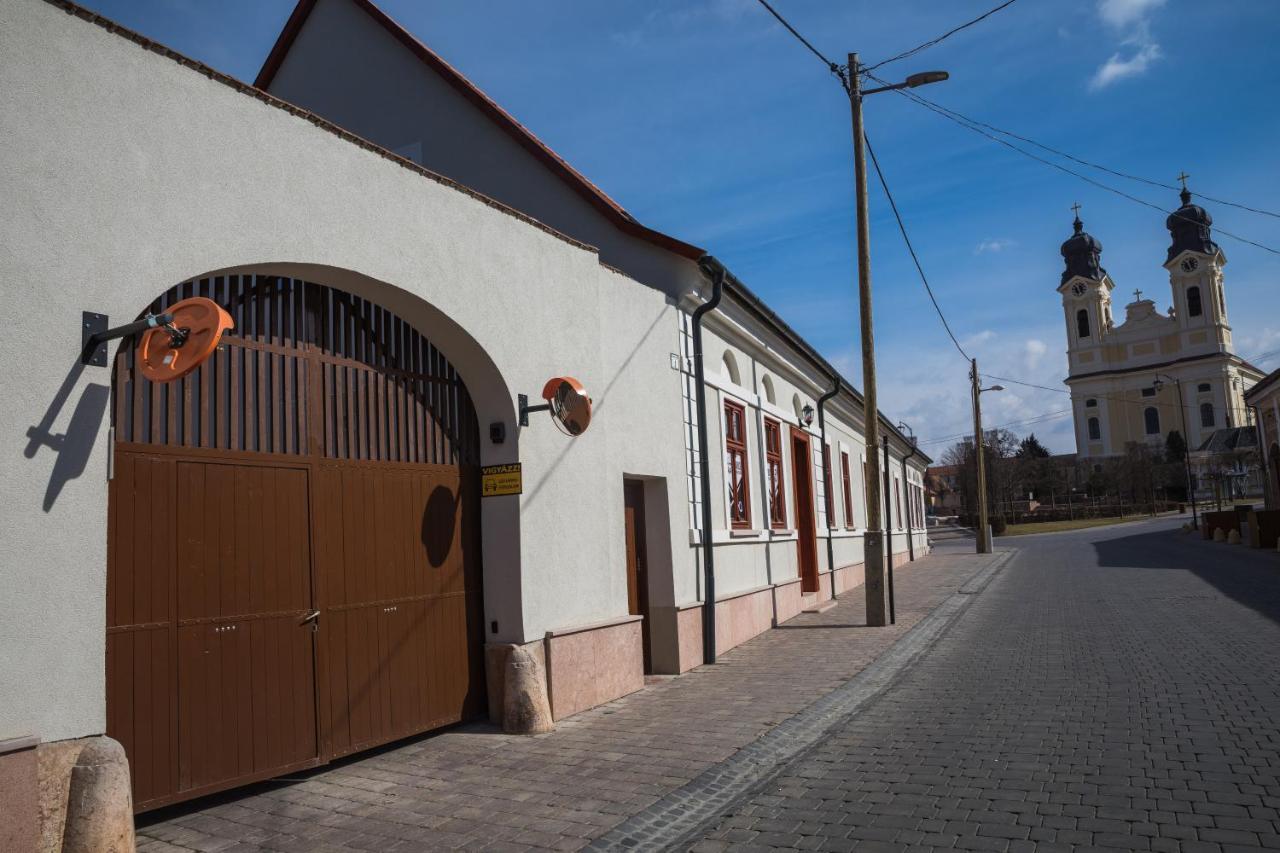 Kossuth Apartmanhaz Тата Экстерьер фото