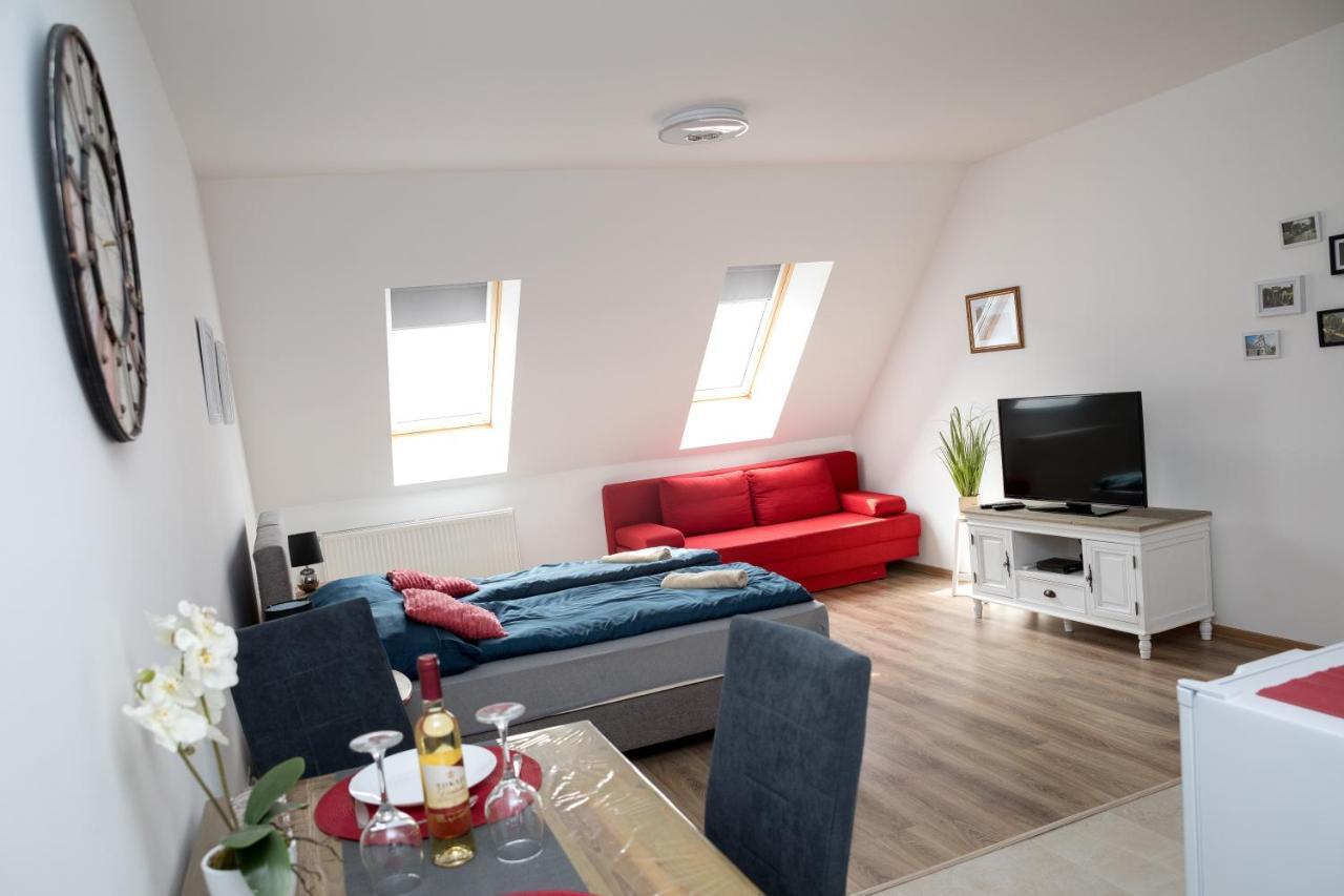 Kossuth Apartmanhaz Тата Экстерьер фото