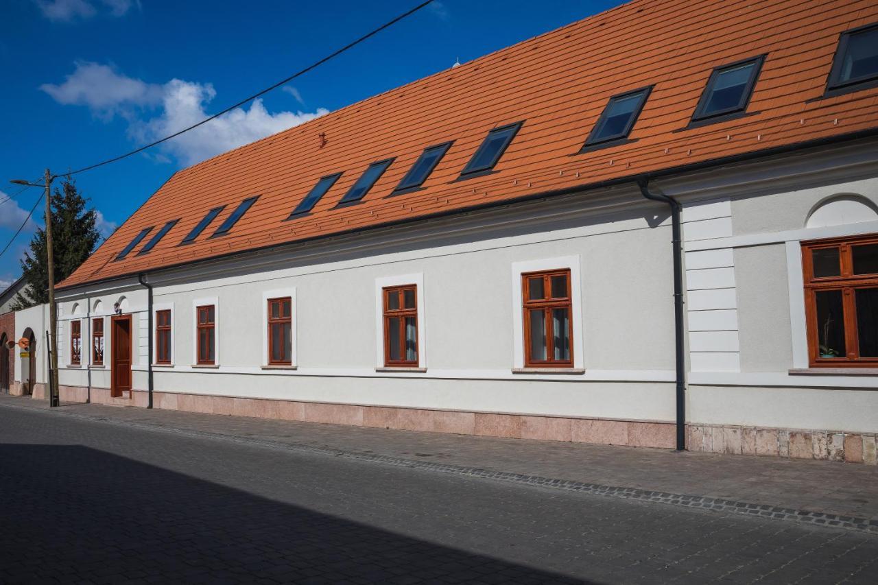 Kossuth Apartmanhaz Тата Экстерьер фото