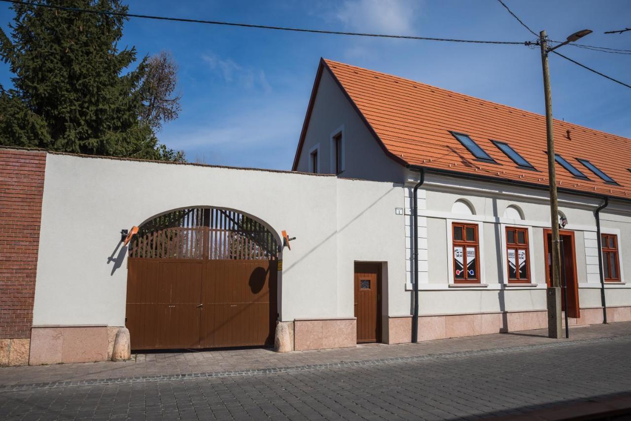 Kossuth Apartmanhaz Тата Экстерьер фото
