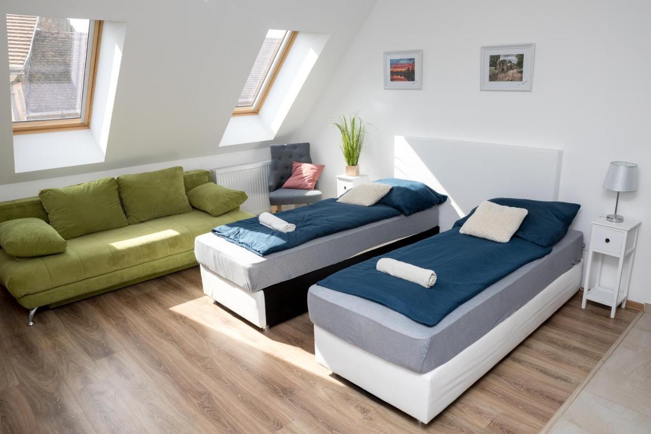 Kossuth Apartmanhaz Тата Экстерьер фото
