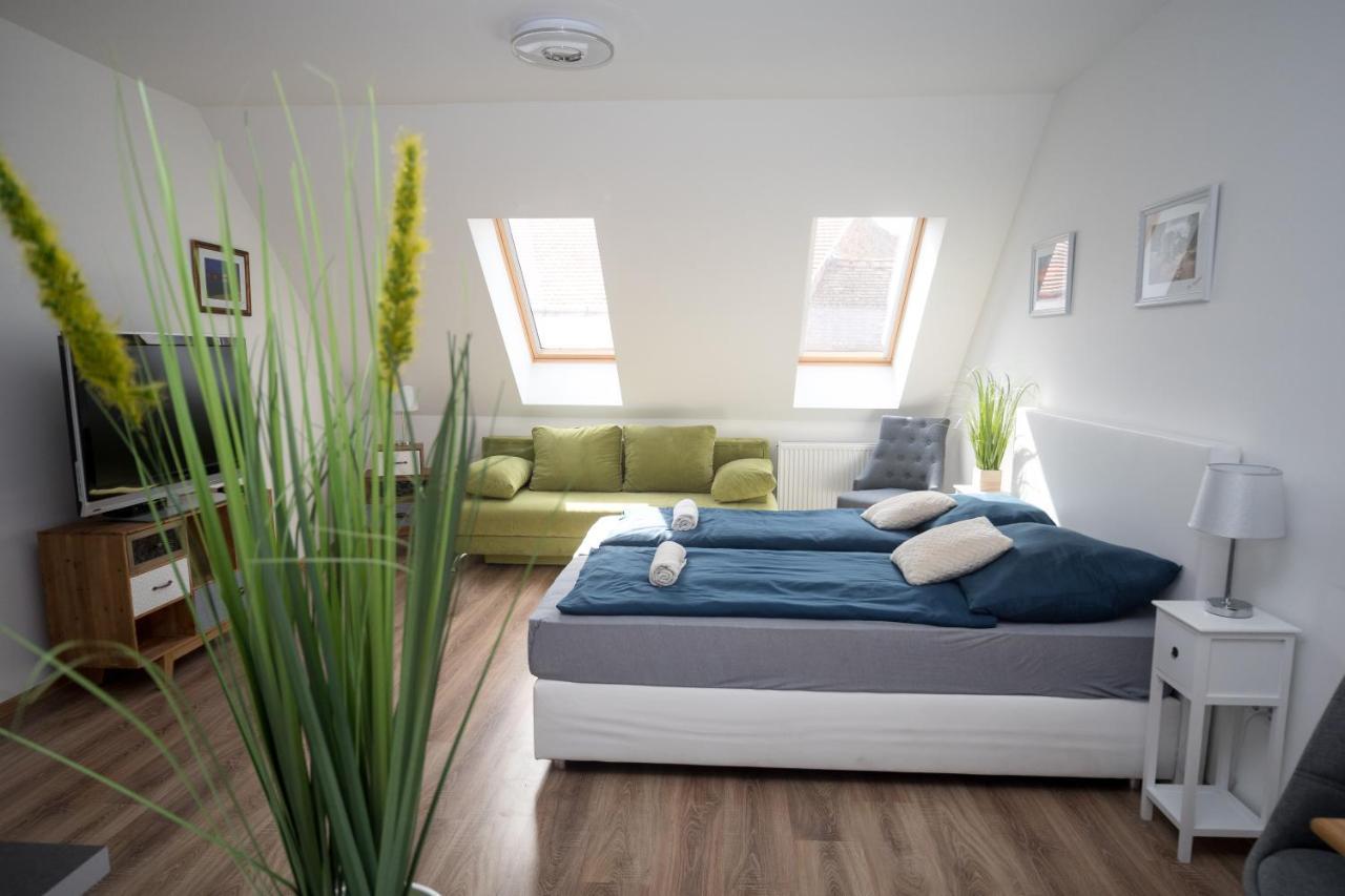Kossuth Apartmanhaz Тата Экстерьер фото