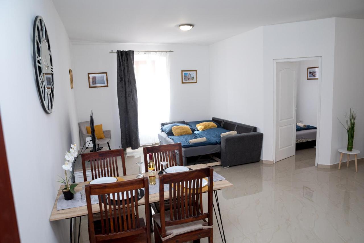 Kossuth Apartmanhaz Тата Экстерьер фото