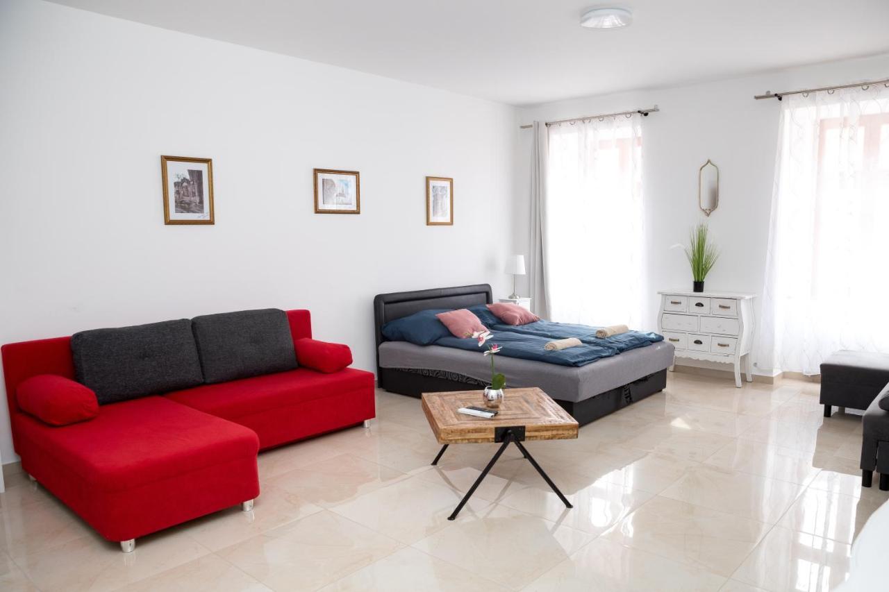 Kossuth Apartmanhaz Тата Экстерьер фото