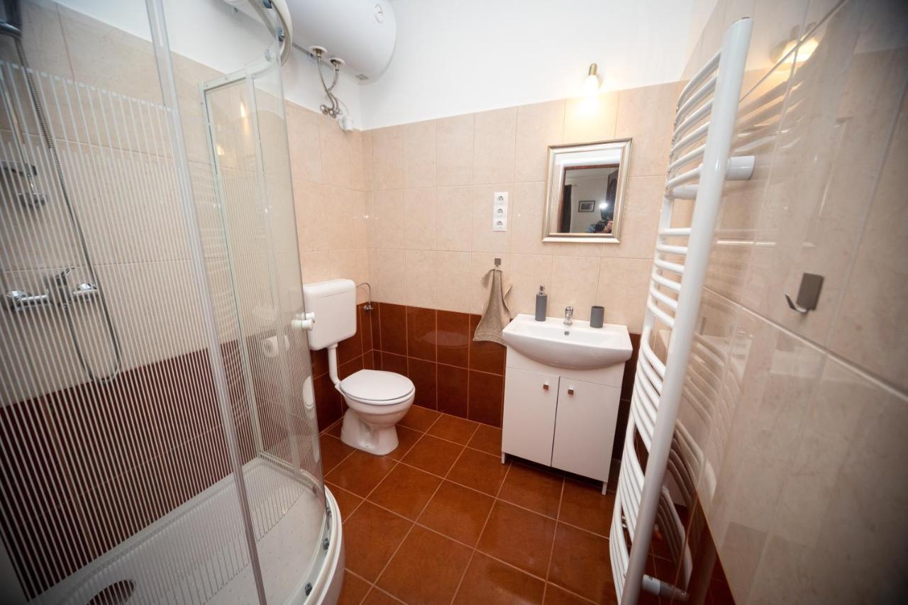 Kossuth Apartmanhaz Тата Экстерьер фото