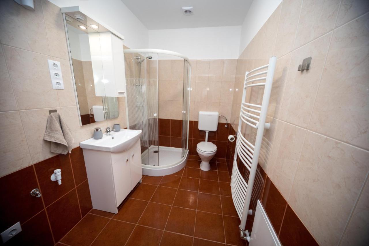 Kossuth Apartmanhaz Тата Экстерьер фото