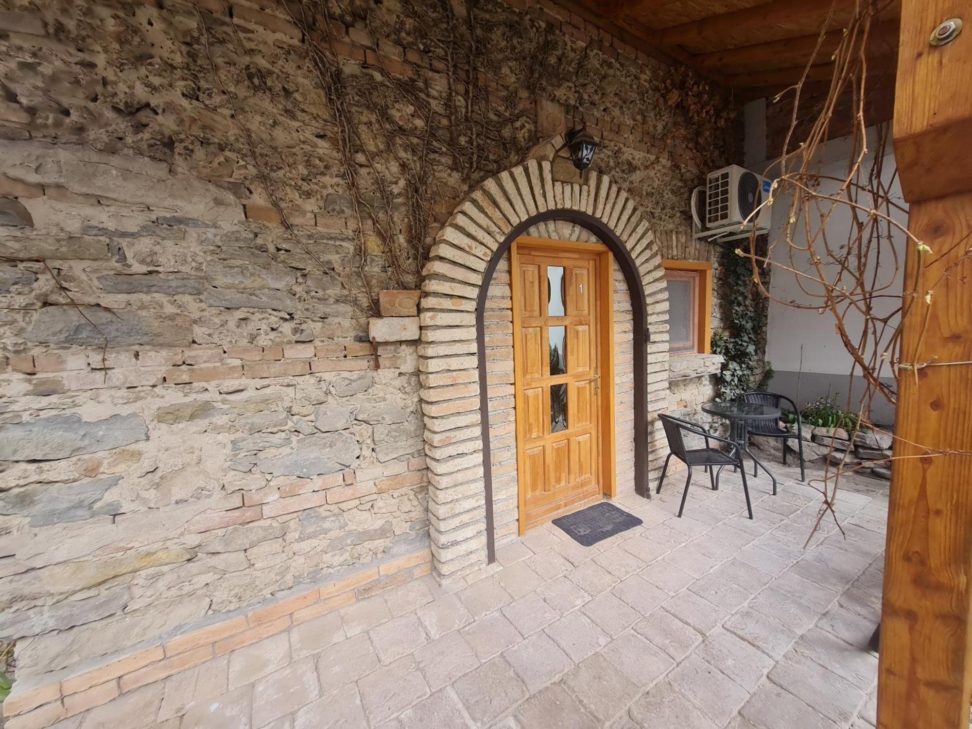 Kossuth Apartmanhaz Тата Экстерьер фото