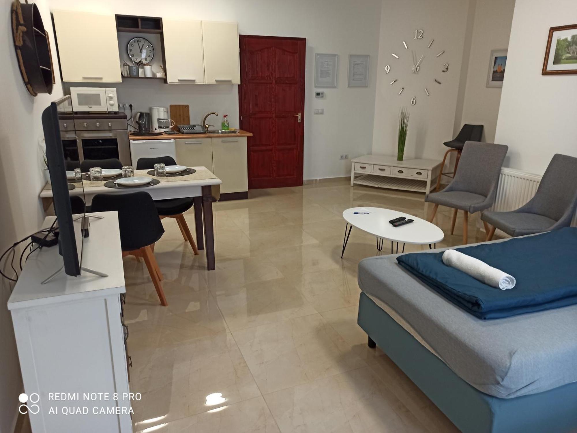 Kossuth Apartmanhaz Тата Экстерьер фото