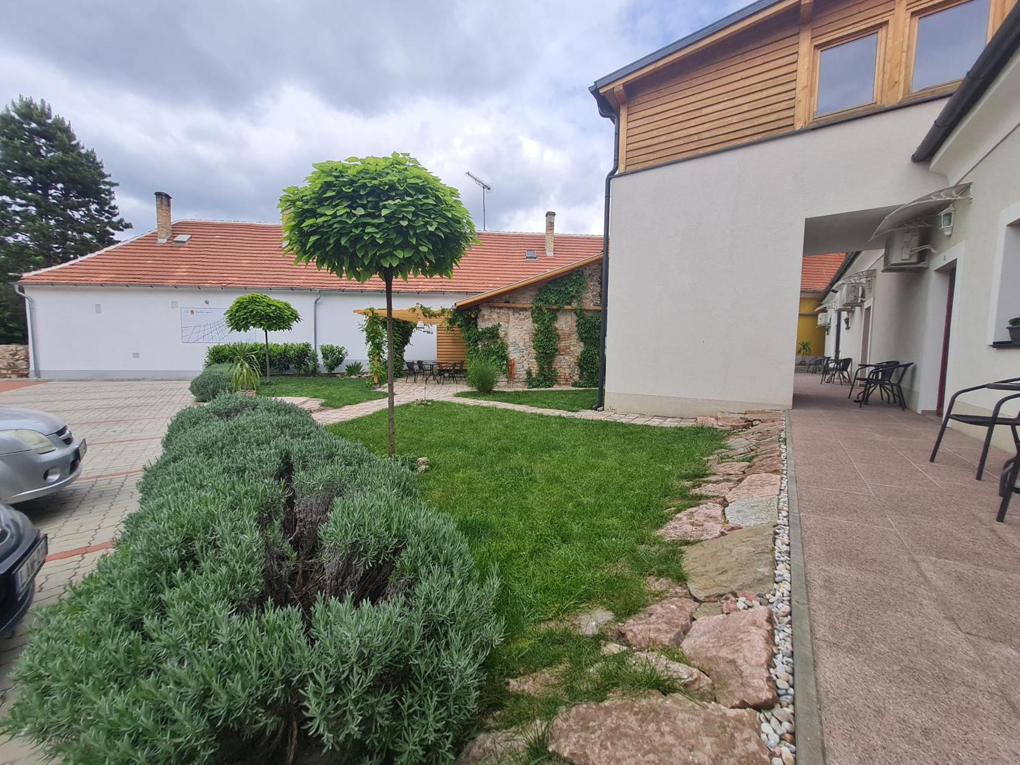 Kossuth Apartmanhaz Тата Экстерьер фото