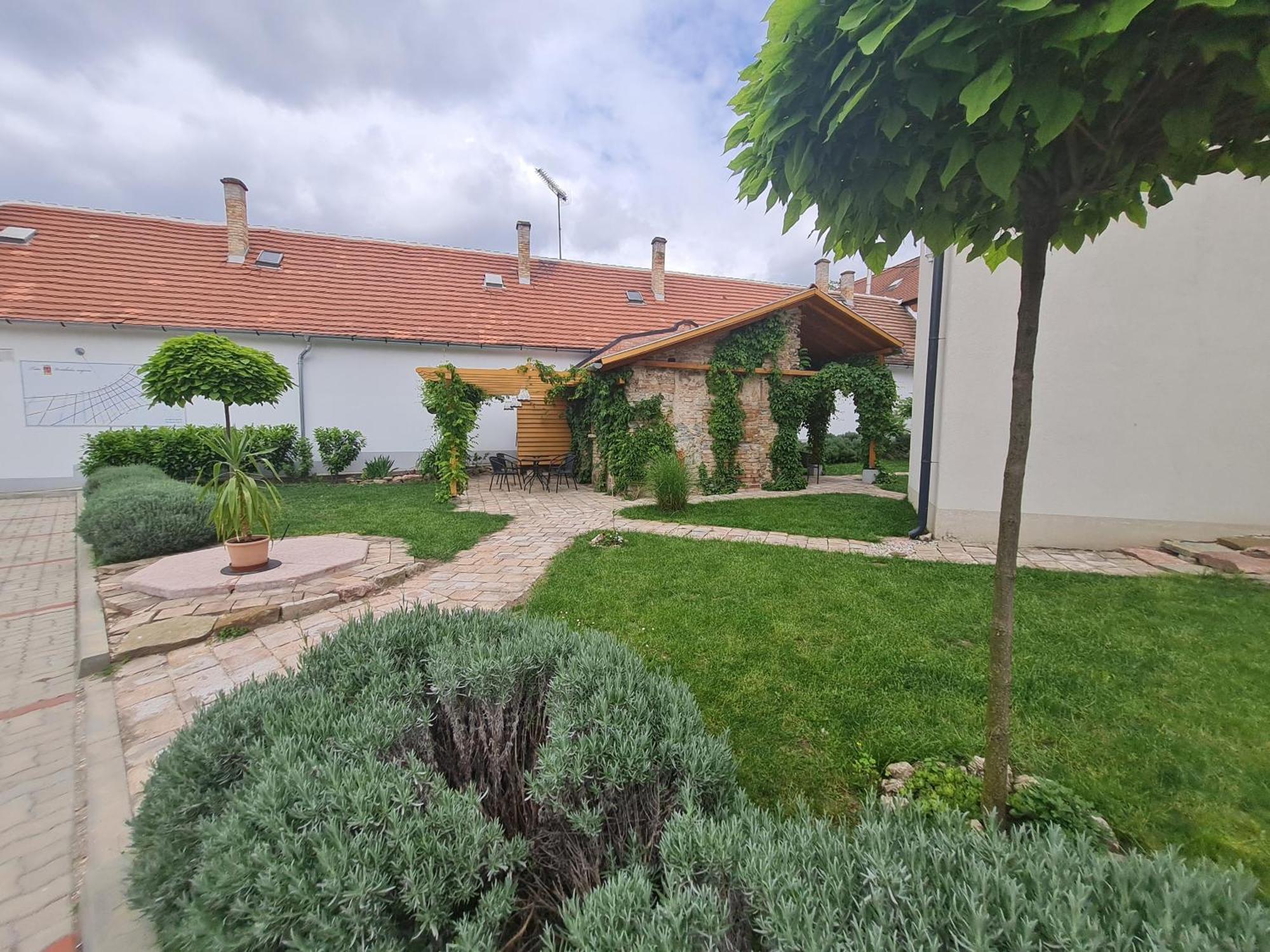 Kossuth Apartmanhaz Тата Экстерьер фото