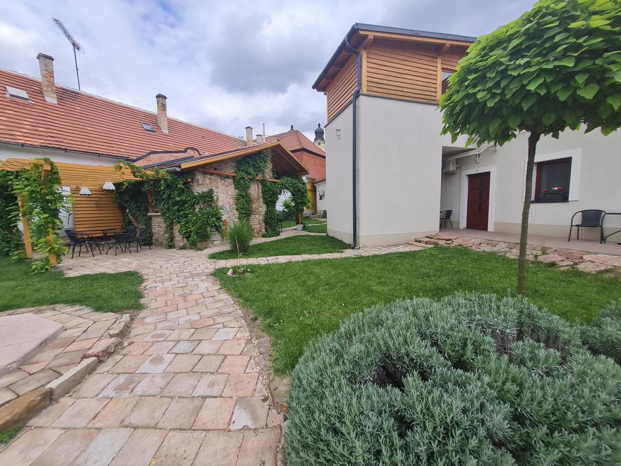 Kossuth Apartmanhaz Тата Экстерьер фото