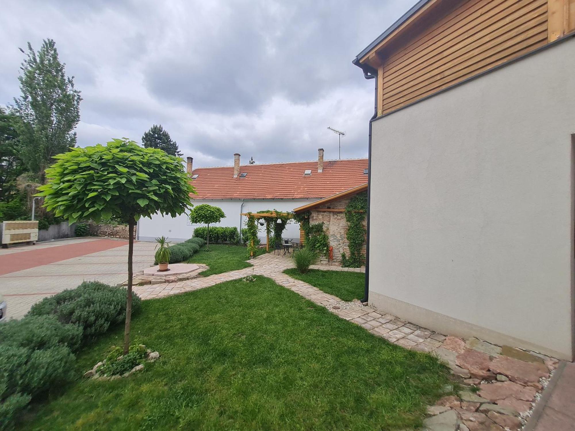 Kossuth Apartmanhaz Тата Экстерьер фото